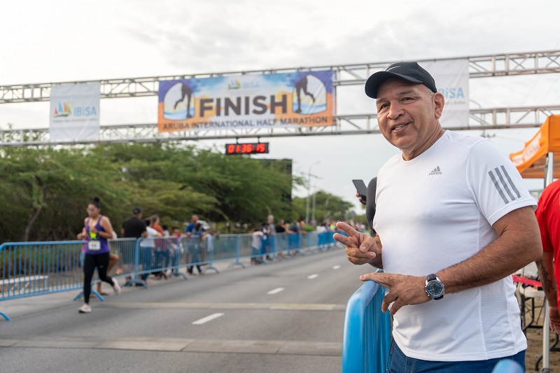 Minister Endy Croes A Duna Inicio Na E Di 37 Aruba International Half Marathon