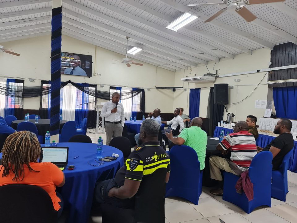 Telefon Pa Hubentud A Ehecuta Diferente Workshop Na Sint Eustatius.0