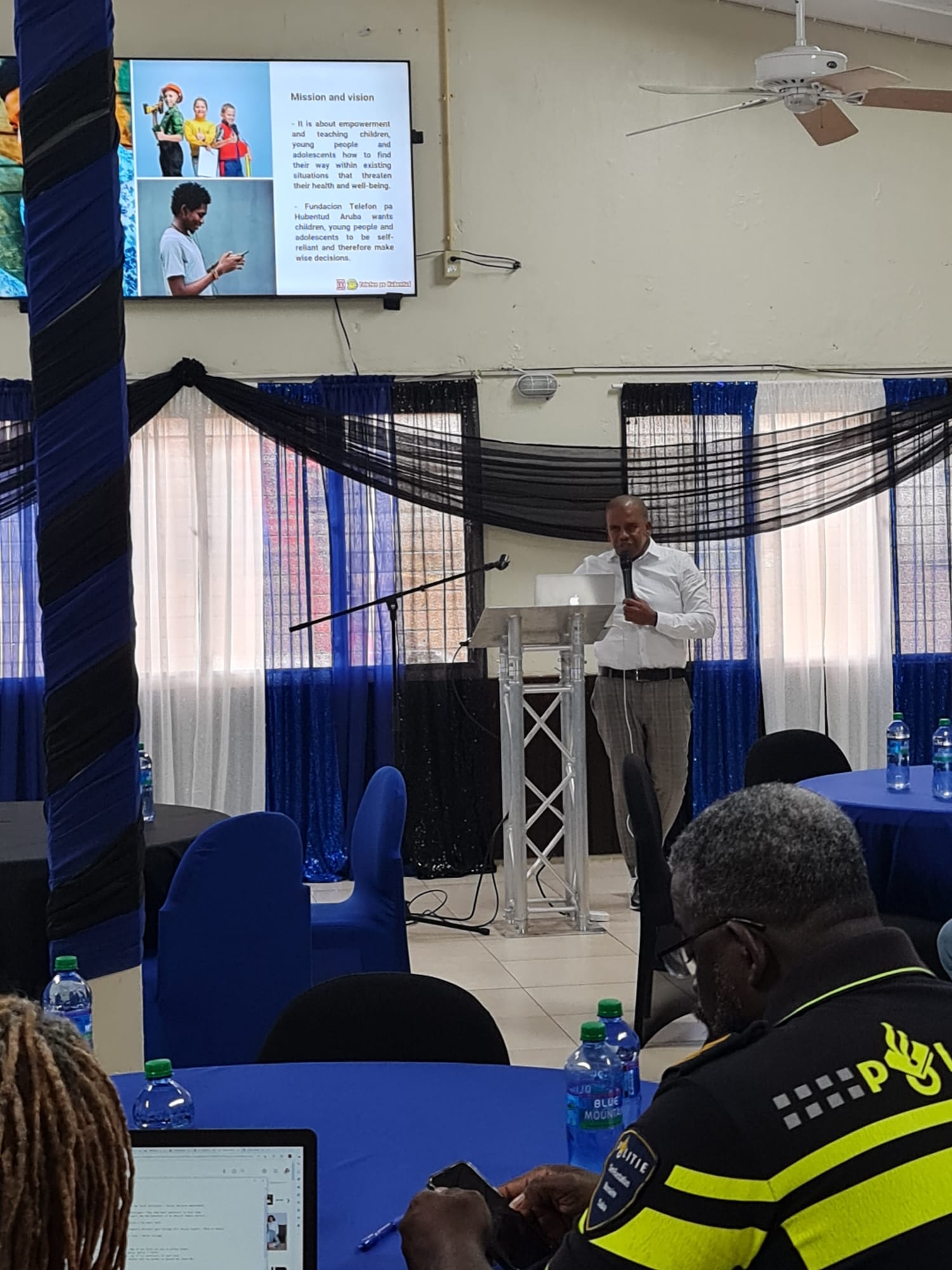 Telefon Pa Hubentud A Ehecuta Diferente Workshop Na Sint Eustatius