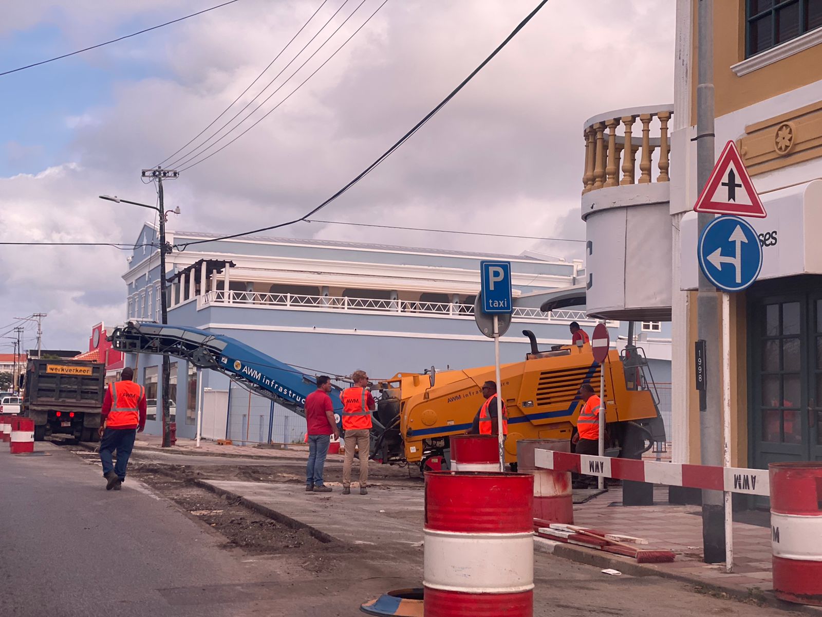 Trabaonan Den Centro Di Oranjestad A Cuminsa 1