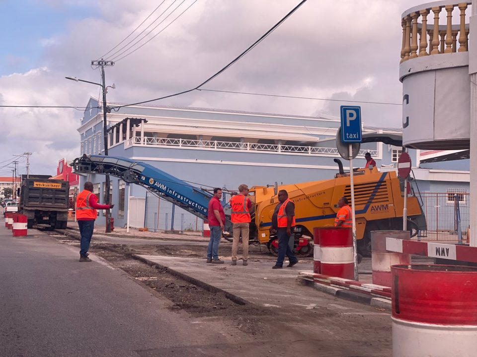 Trabaonan Den Centro Di Oranjestad A Cuminsa