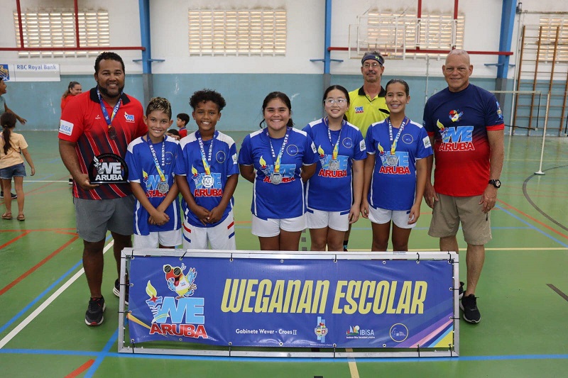 Badminton 7Minister Endy Croes Ta Felicita E Scolnan Cu A Titula Campeon Durante Fin Di Siman Di Weganan Escolar 2023