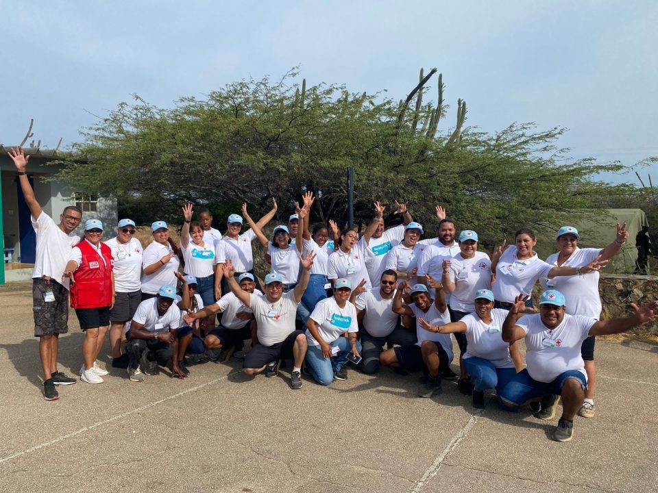 Grupo Di Boluntario Di Red Cross Bonaire Cla Pa Bay Boneiro Y Pasa Informacion Over Pa Nan Coleganan