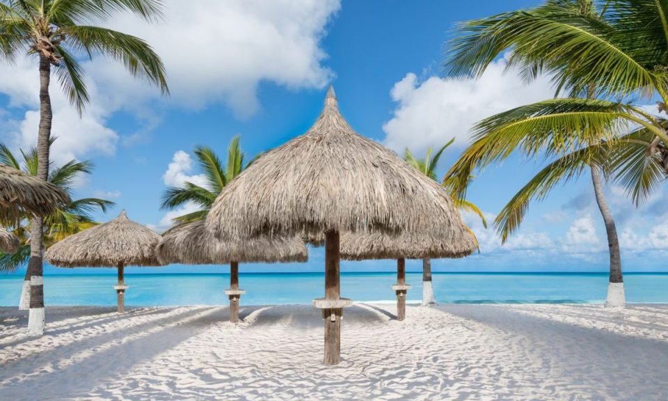Prome Minister Evelyn Wever Croes Tur Beach Na Aruba Ta Publico Y Hasta E Espacio Memey Di E Palapas