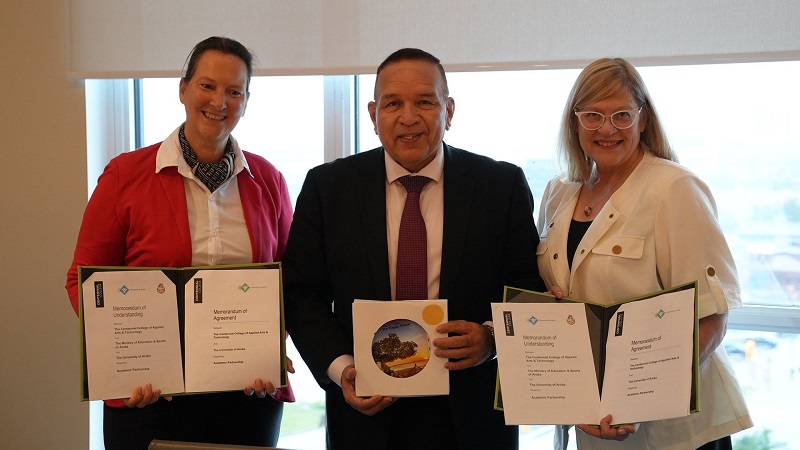 Minister Endy Croes A Firma Mou Cu Centennial College Na Canada