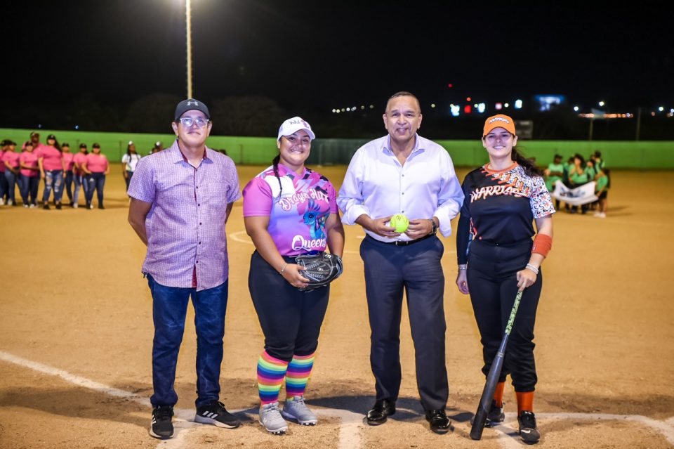 Minister Endy Croes A Presencia Apertura Di E 1St Woman Open Class Softball Tournament.2