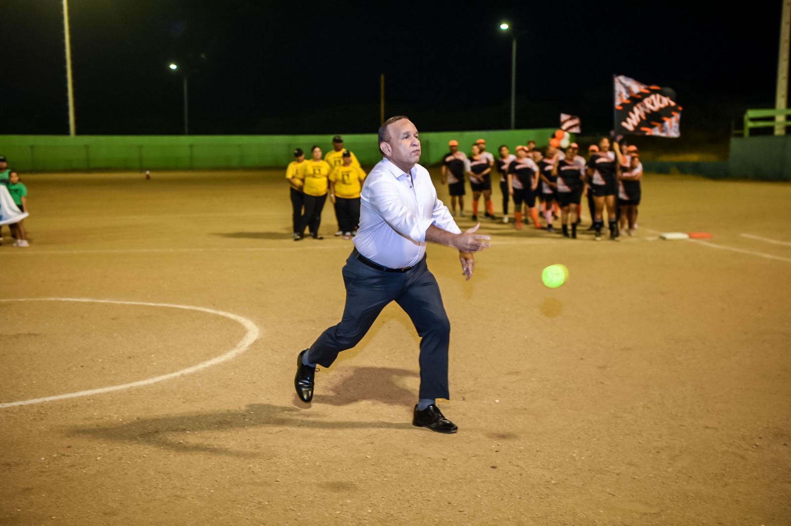 Minister Endy Croes A Presencia Apertura Di E 1St Woman Open Class Softball Tournament