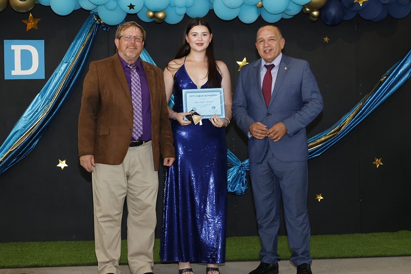 Minister Endy Croes Ta Felicita E Graduadonan Di Ged Proram Di International School Of Aruba.33