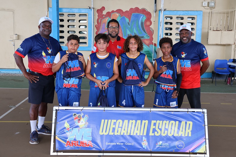 Minister Endy Croes Ta Felicita E Scolnan Cu A Destaca Den Basketball B Mucha Homber