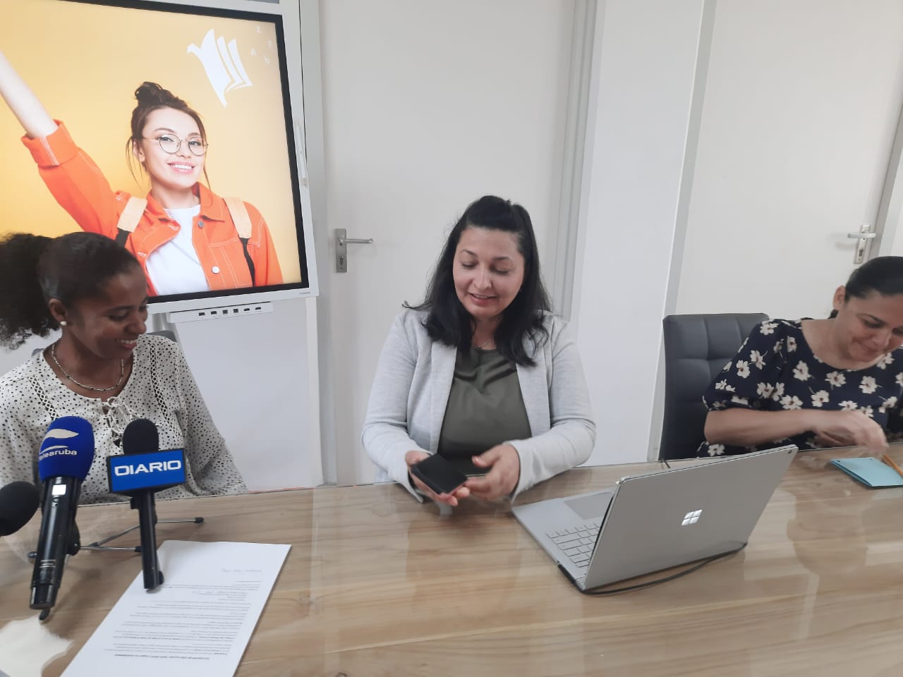 Tres Studiante Di Arqueologia Di Universidad Di Leiden Lo Stage Na Aruba