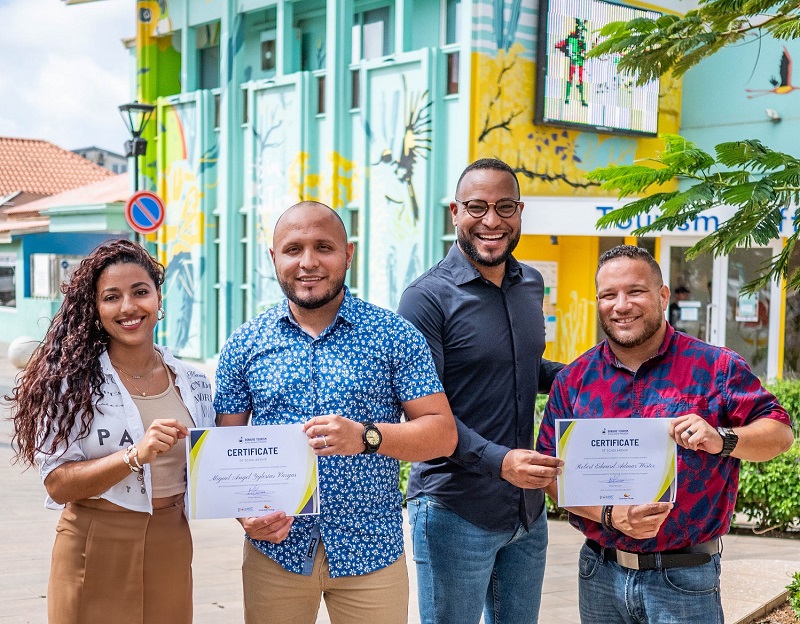 Dos Studiante Mas Ta Risibi Nan Bonaire Tourism Scholarship Award