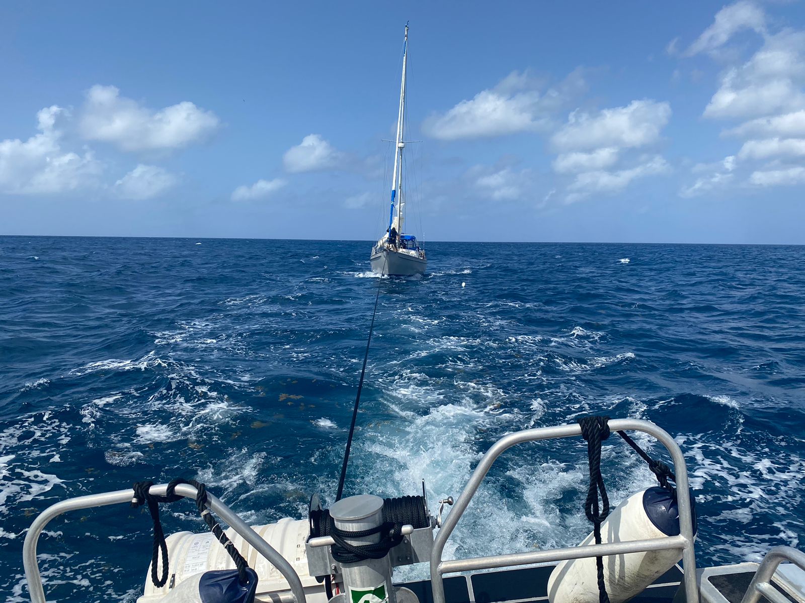 Guarda Costa A Yuda Un Boto Di Vela Na St. Maarten 2