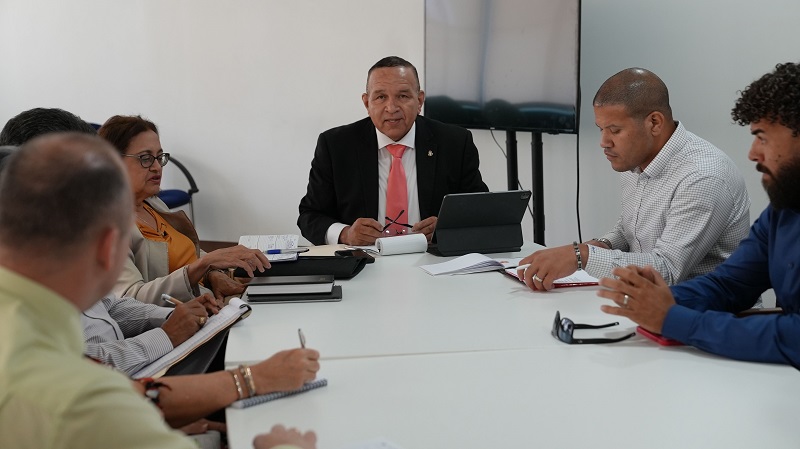 Minister Endy Croes A Reuni Cu Directiva Di Stichting Voortgezet Onderwijs Aruba Svoa Y Centro Deportivo Playa Cdp