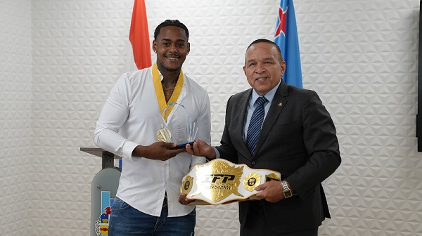 Minister Endy Croes Ta Felicita Campeon Internacional Di Kickboxing Clayton Raven.3