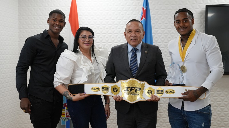 Minister Endy Croes Ta Felicita Campeon Internacional Di Kickboxing Clayton Raven.4