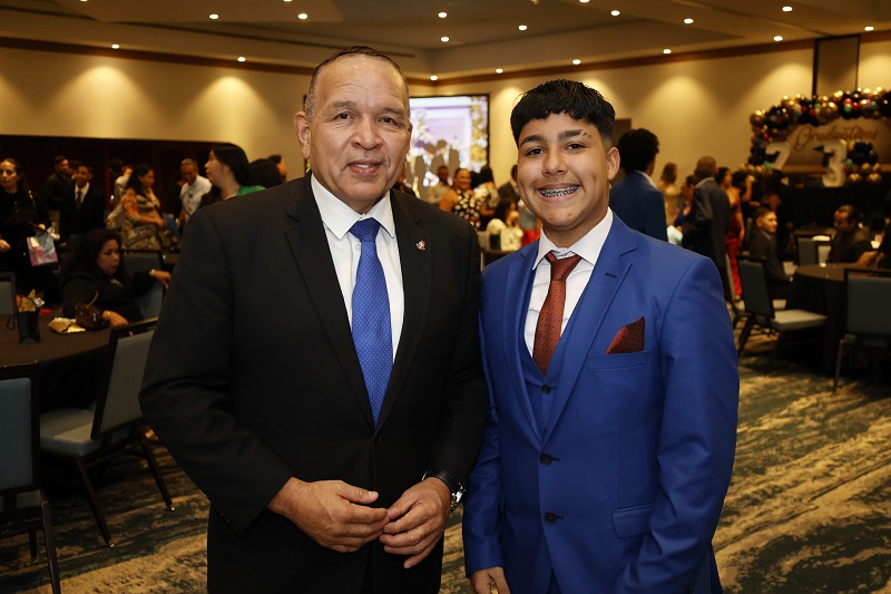 Minister Endy Croes Ta Felicita E Graduadonan Di Juliana School 1