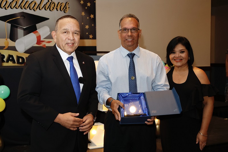 Minister Endy Croes Ta Felicita E Graduadonan Di Juliana School.4