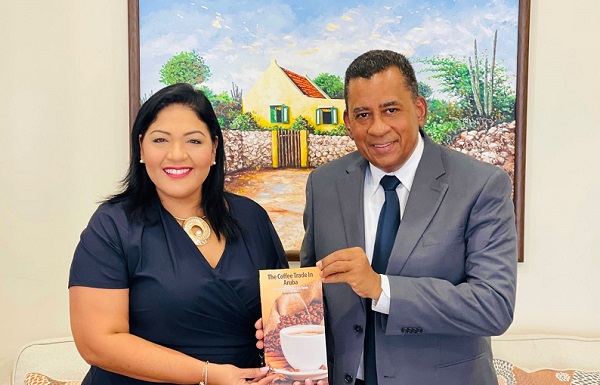 Minister Maduro A Ricibi E Buki E Negoshi Di Koffie Na Aruba Den Su Version Na Ingles Di Sr. Benjamin Romero