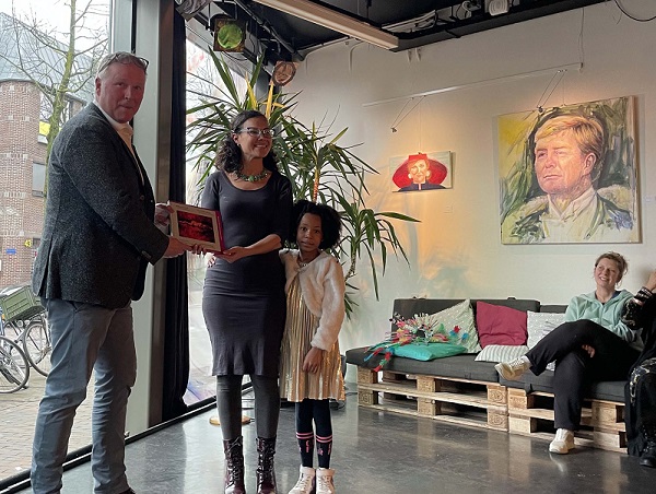 Zuleika Coffie Overhandiging Maternity Boek Aan Loco Burgemeester