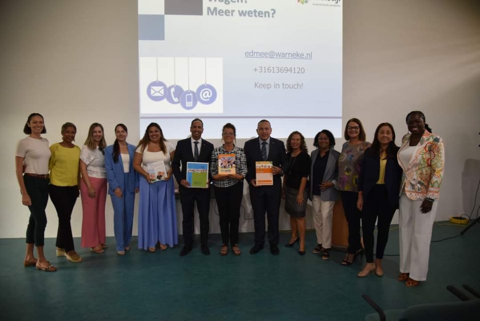 Docentenan Di Deporte Ta Bay Ricibi Un Traning Den Cuadro Di E Programa Di Scol Saludabel.2