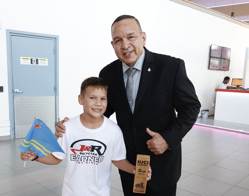 Minister Endy Croes Ta Felicita Nos Ciclista Kailen Wouters Cu A Keda Na Di Dos Luga Den Bmx World Championship Na Schotland 1