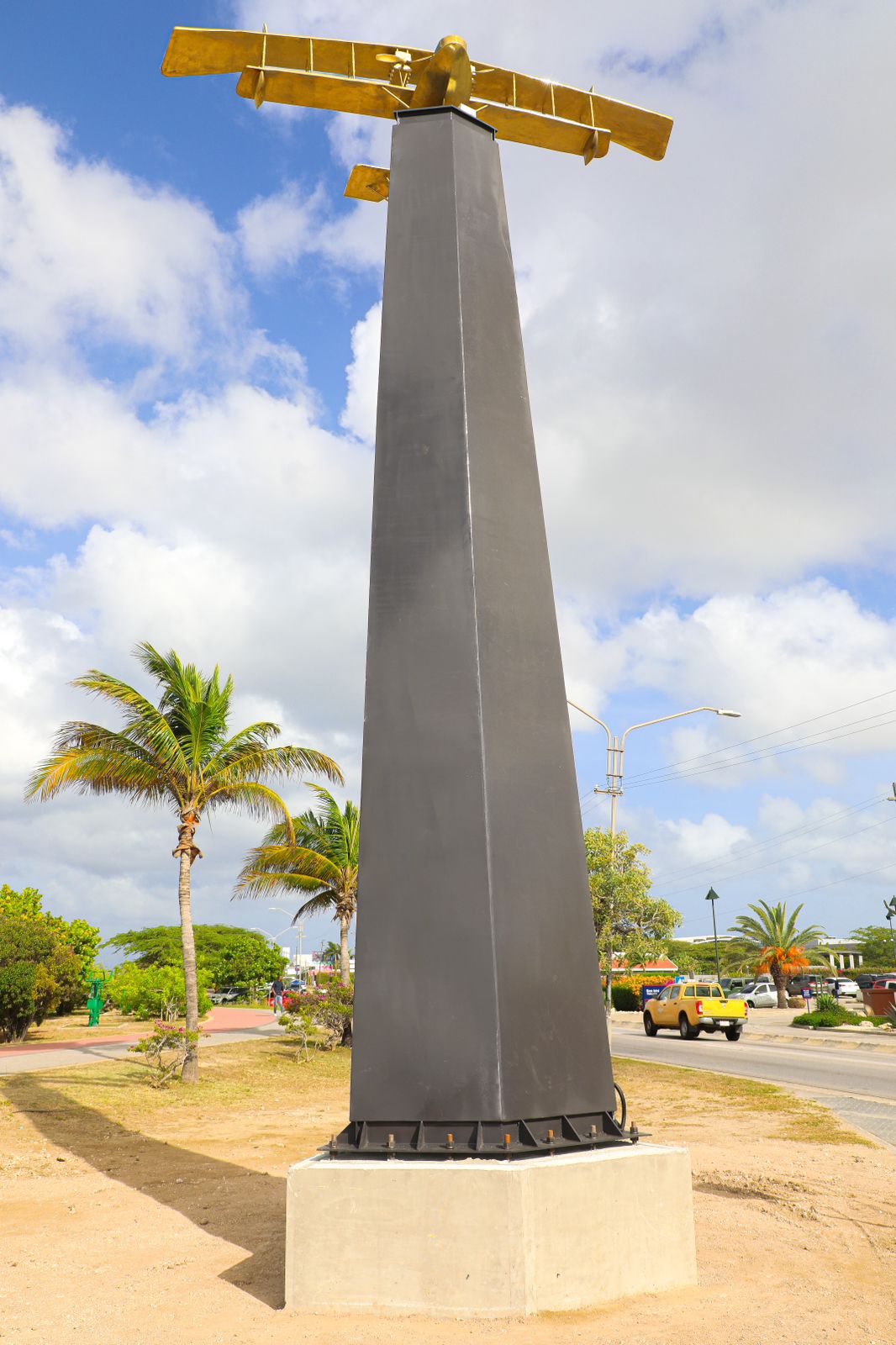 Obra Di Arte Publico 100 Ana Di Aviacion A Keda Desvela Pa Recorda Nos Di E Importancia Di Aviacion Pa E Desaroyo Di Aruba.6