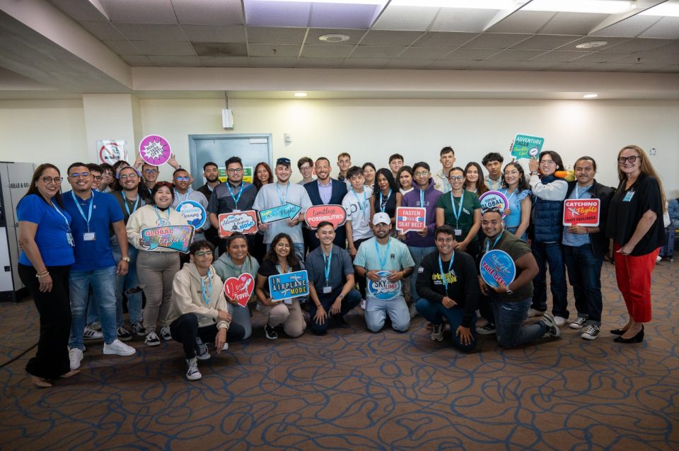 Un Grupo Di 100 Studiante Di Aruba A Bay Hulanda Pa Continua Cu Nan Estudio Riba Nivel Avansa