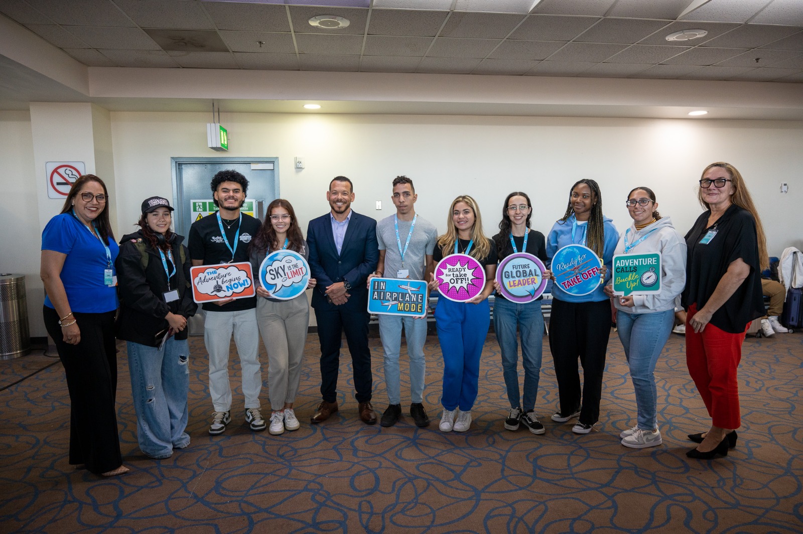 Un Grupo Di 100 Studiante Di Aruba A Bay Hulanda Pa Continua Cu Nan Estudio Riba Nivel Avansa.3