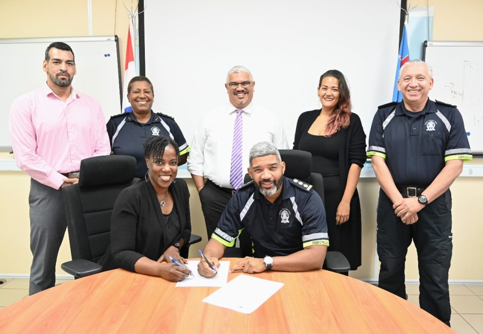 Eng Signing Of Agreements Between The Aruba Police 1