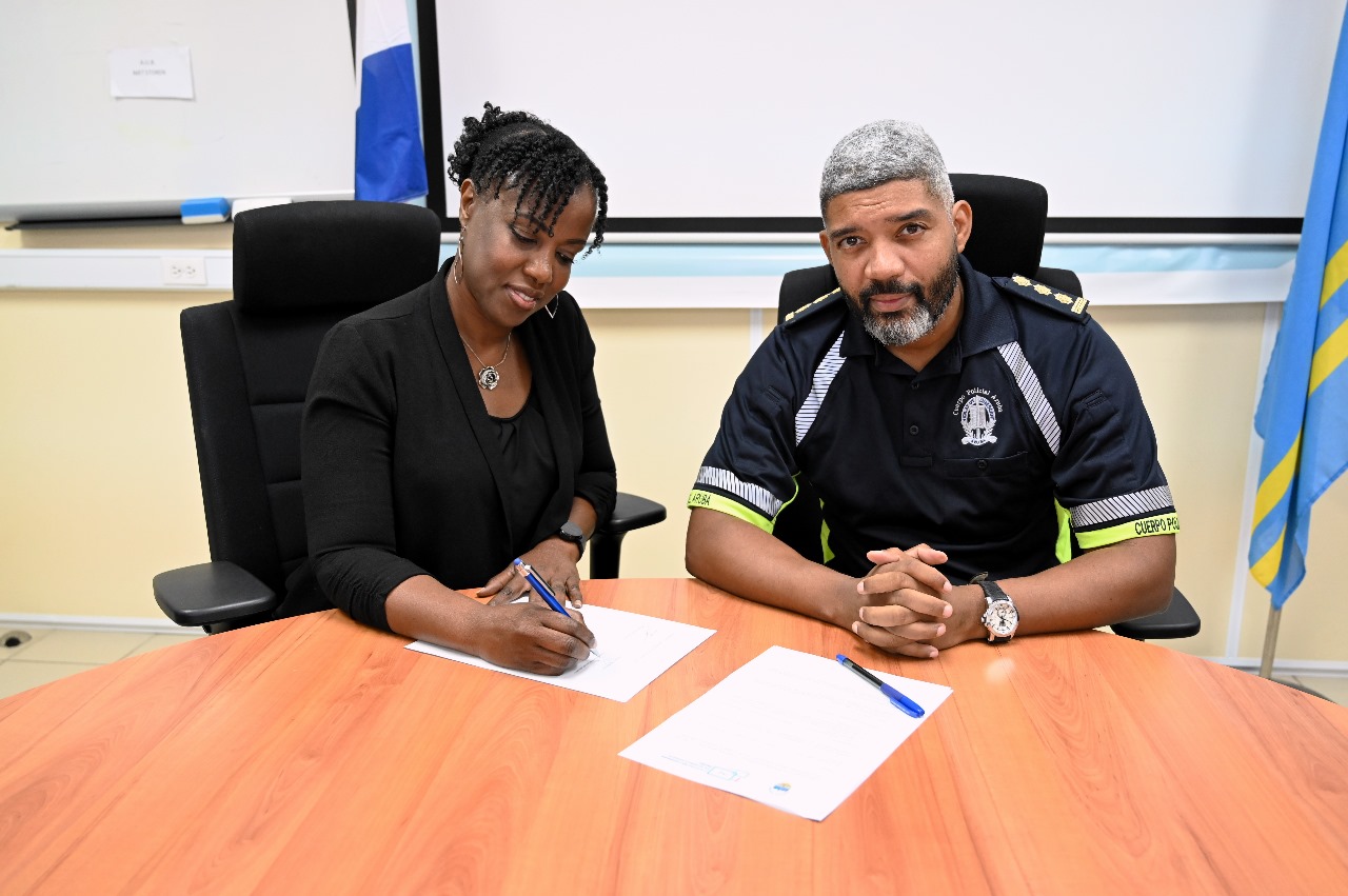 Eng Signing Of Agreements Between The Aruba Police 2