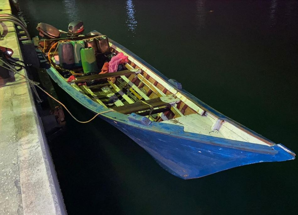 Eng The Coast Guard Intercepts A Boat With 19 Undocumented Migrants