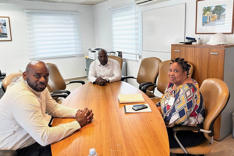 Pap Discusion Entre Representante Nv Gebe Y Gobienor Di St. Maarten.3