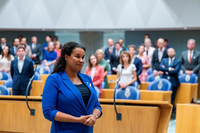 Pap Simone Richardson A Huramenta Como Miembro Di Parlamento Pa Vvd.2