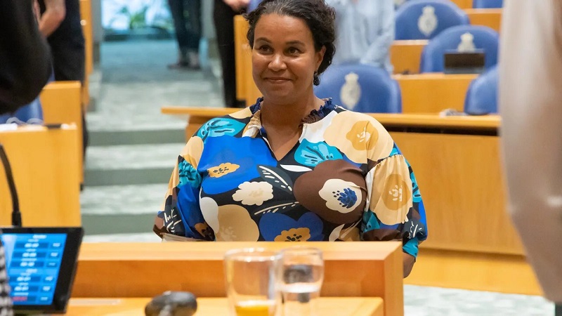 Pap Simone Richardson A Huramenta Como Miembro Di Parlamento Pa Vvd