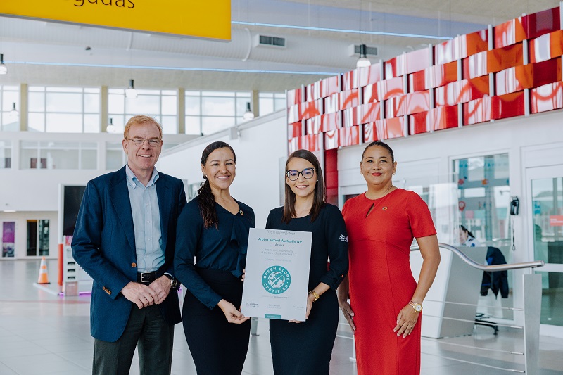 Aeropuerto Di Aruba A Ricibi Green Globe Certification Dos Ana Tras Di Otro