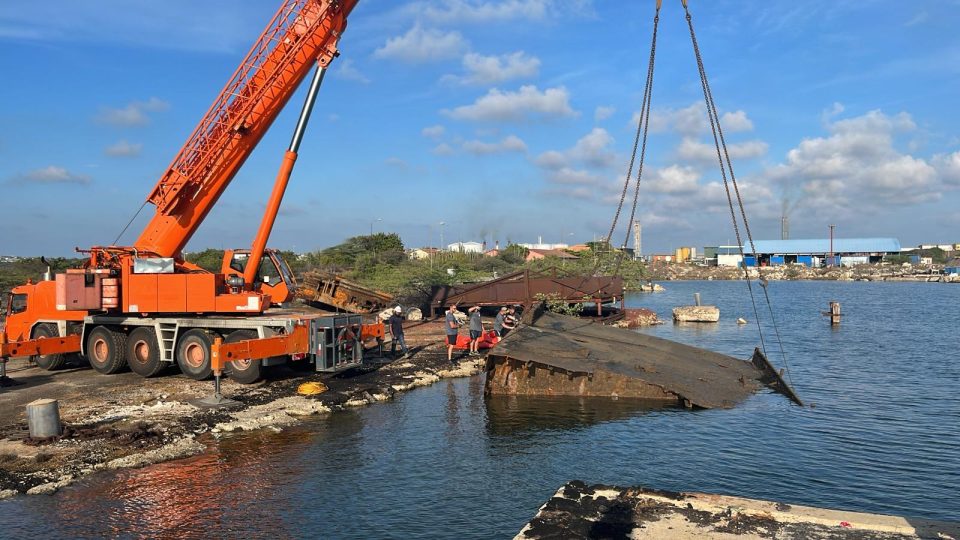 Bushinan Di Marina A Start Ku Rekuperashon Di Ponton Grandi Den Haf Di Bullenbaai 1