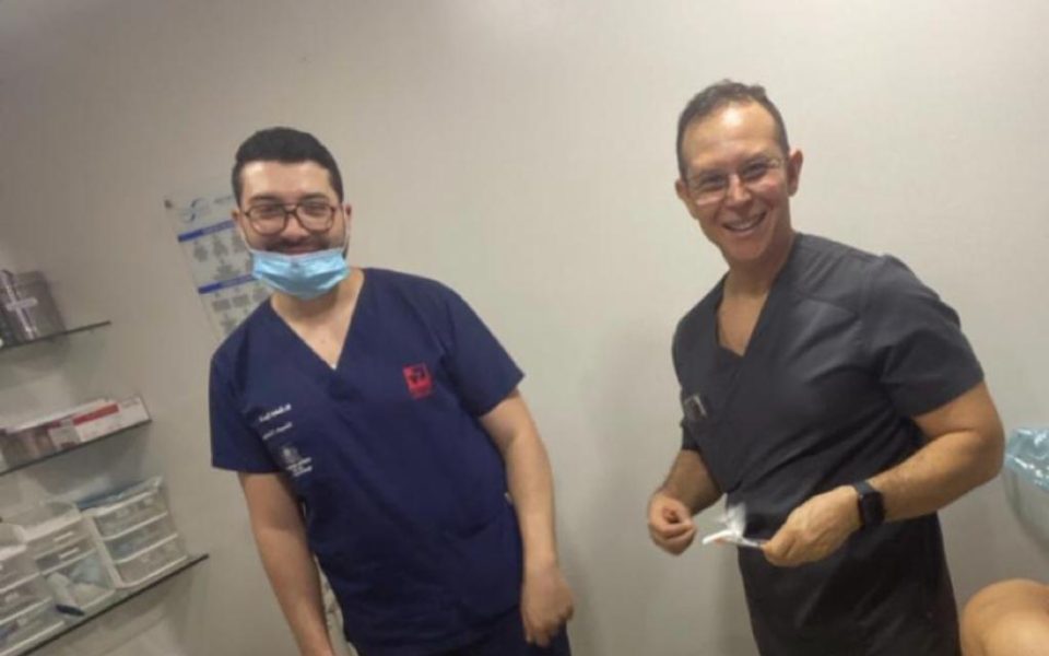 Dr. Gomez Ta Un Profesional Y Ta Profesor Den Medico Ciruhano Y Ciruhano Plastico