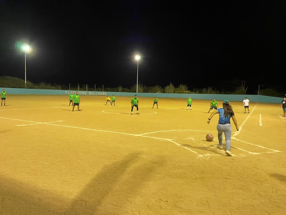Minister Endy Croes Ta Felicita Kiwanis Club Of Young Professionals Aruba Cu E Exitoso Charity Kickball Tournament