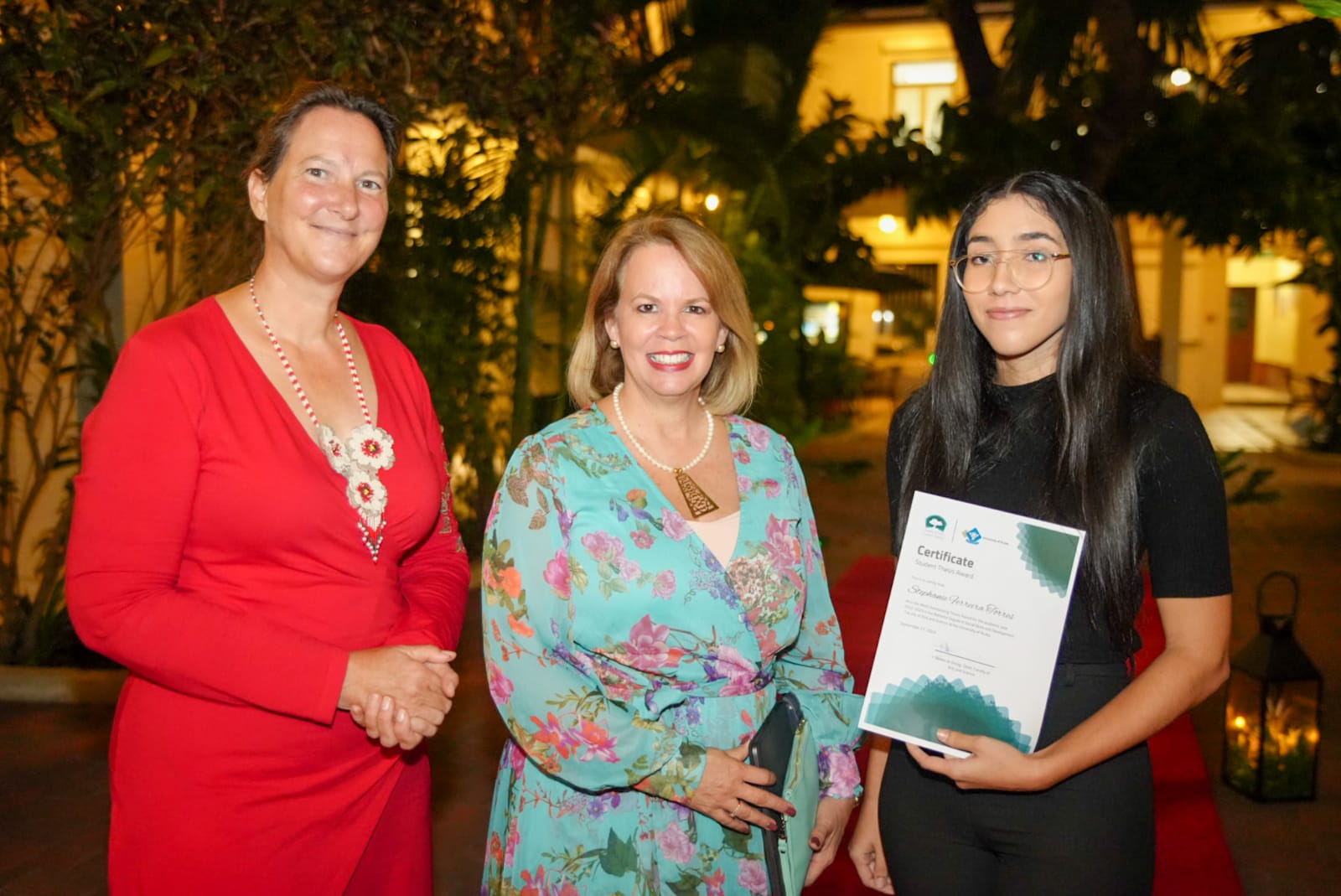 Minister Endy Croes Ta Felicita E Studiantenan Di Universidad Di Aruba Cu A Ricibi Nan Student Award 1