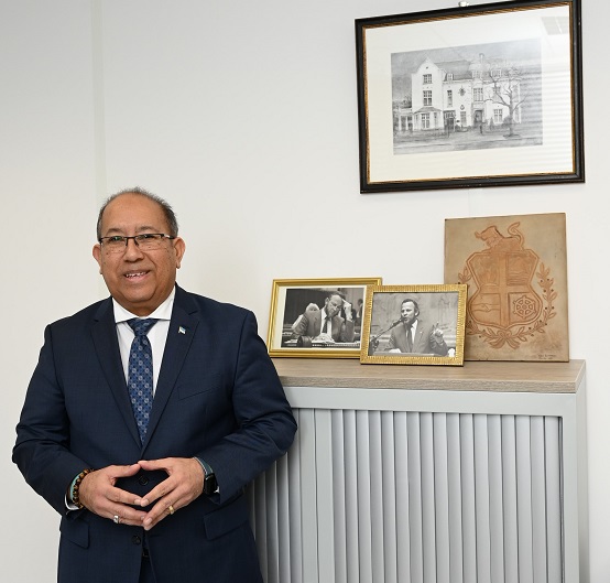 Minister Thijsen Met Prent Auahuis Staand