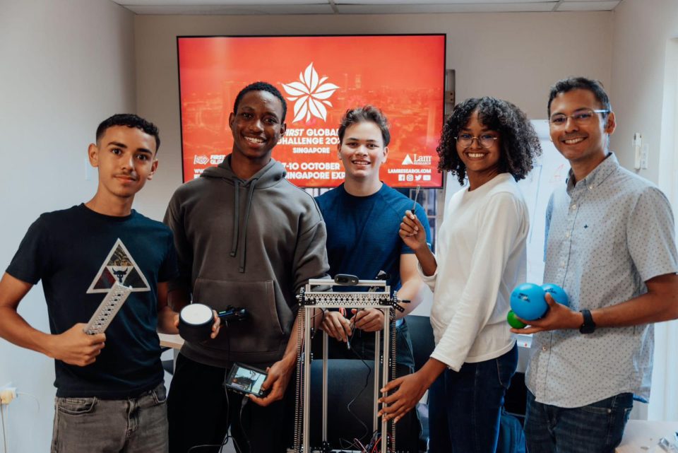 The Stem Embassy Ta Duna Hobenan Oportunidad Pa Representa Aruba Na First Global Challenge