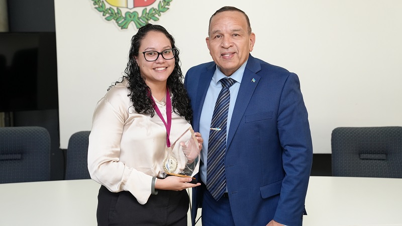 Minister Endy Croes Ta Felicita Lizanne Kelly Cu A Sali Di 5 Luga Den Campeonato Mundial Di Domino Na Las Vegas.2