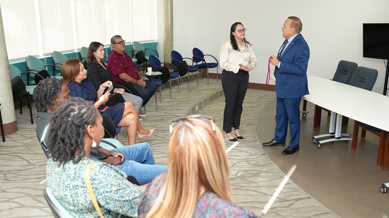 Minister Endy Croes Ta Felicita Lizanne Kelly Cu A Sali Di 5 Luga Den Campeonato Mundial Di Domino Na Las Vegas.3