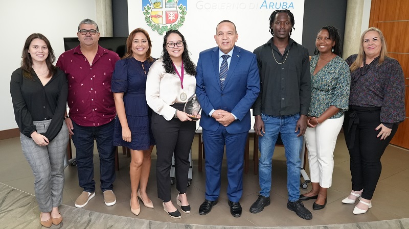 Minister Endy Croes Ta Felicita Lizanne Kelly Cu A Sali Di 5 Luga Den Campeonato Mundial Di Domino Na Las Vegas