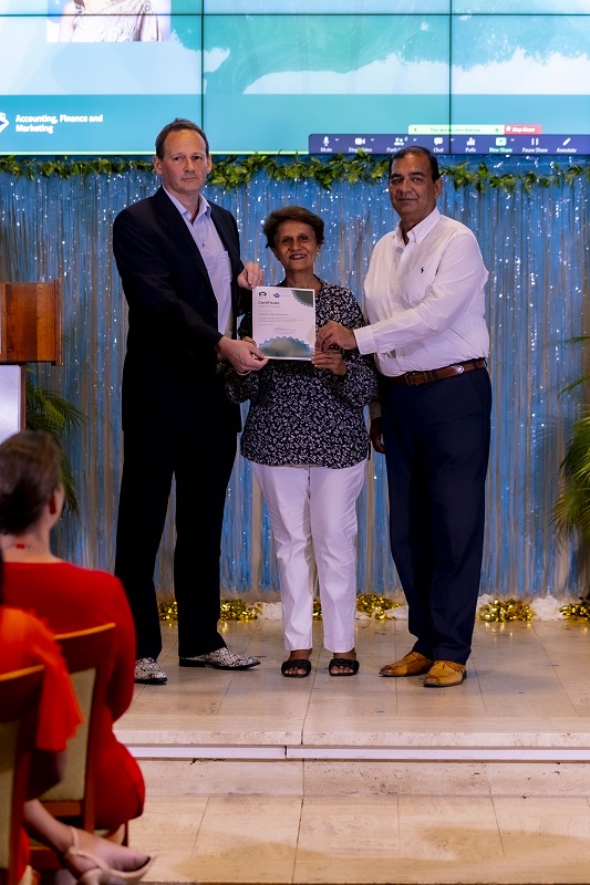 Universidad Di Aruba Ta Homenagea Su Miho Graduadonan.4