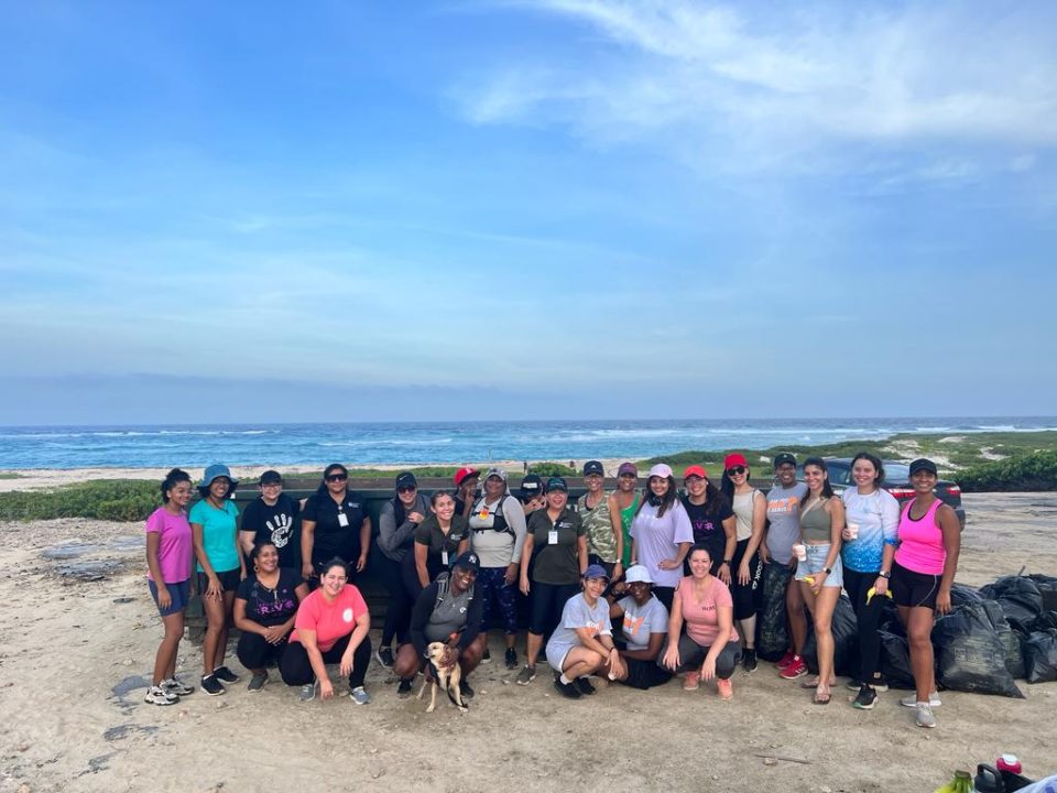 Women Empowering Women Aruba A Organisa Un Exitoso ‘Beach Clean Up Na Grapefield Beach 1