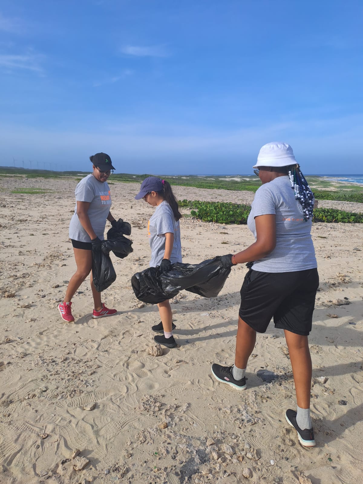 Women Empowering Women Aruba A Organisa Un Exitoso ‘Beach Clean Up Na Grapefield Beach.33