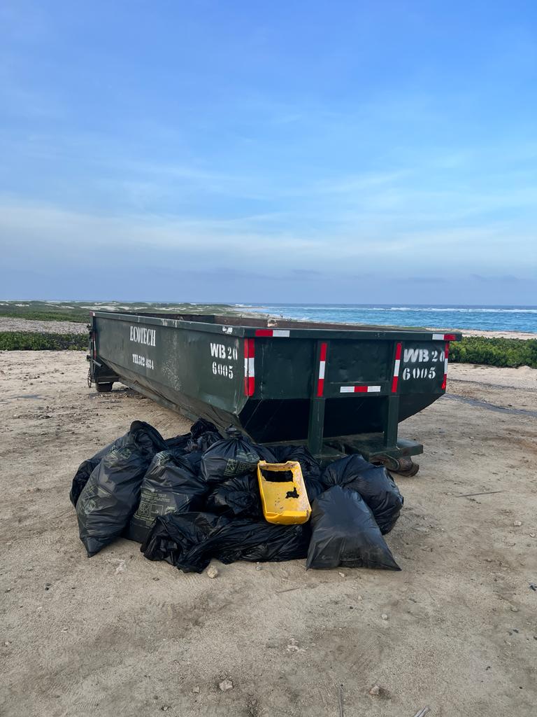Women Empowering Women Aruba A Organisa Un Exitoso ‘Beach Clean Up Na Grapefield Beach