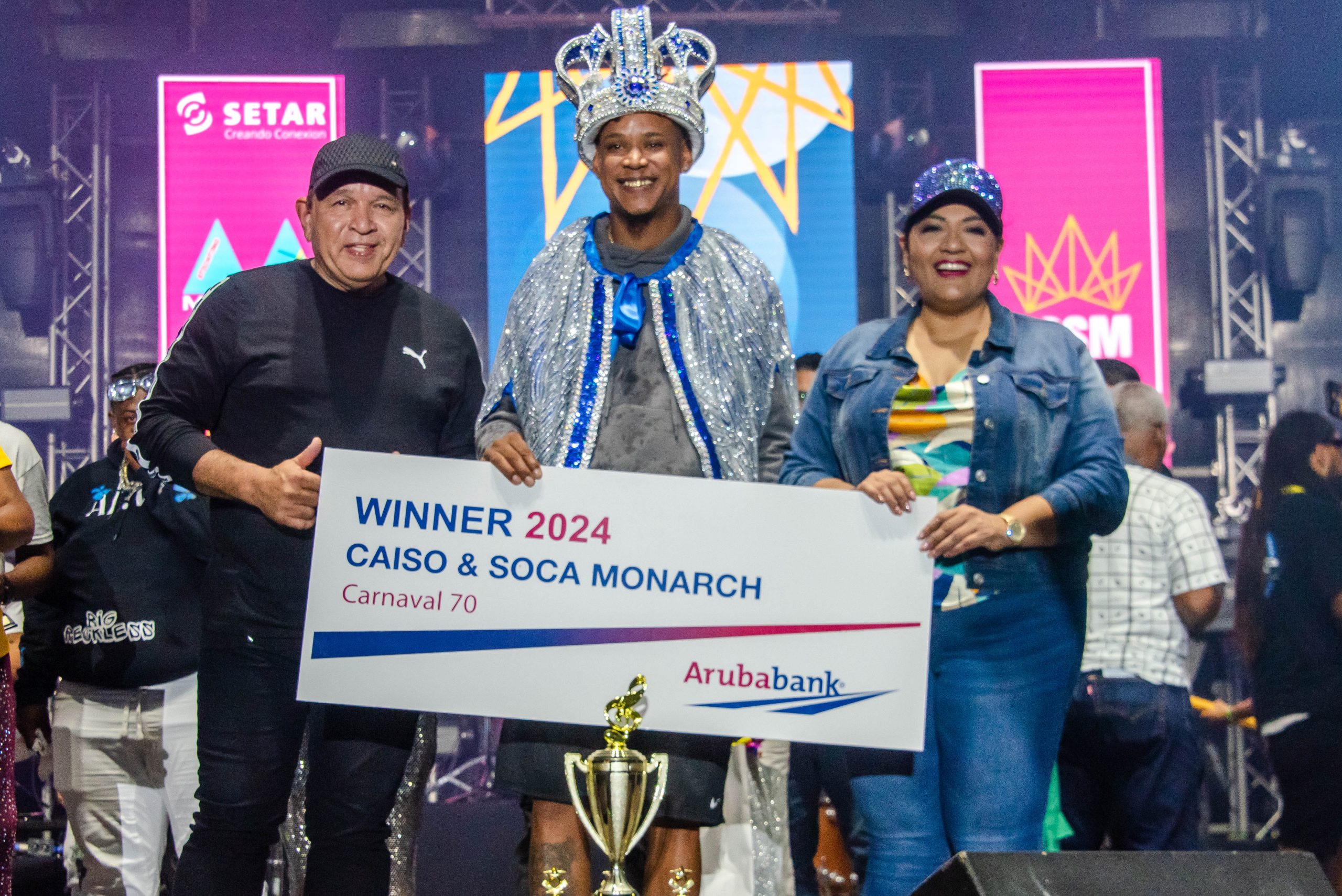 Aruba Bank Ta Promove Musica Y Cultura Como Sponsor Principal Di Aruba Caiso Soca Monarch Pa Carnival 70.3 Scaled