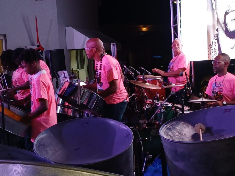 Edgar Conner A Intruduci Steelband Cu E Pueblo Arubiano 1